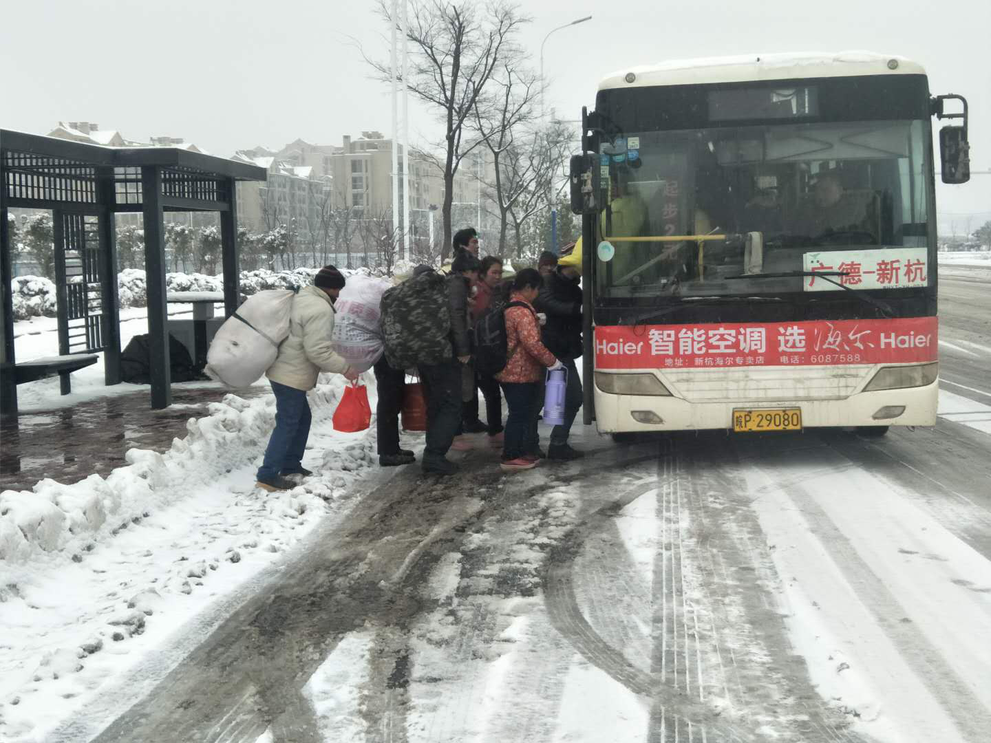 （县交通运输局）雪中的公交给乘客带来了一丝暖意.png