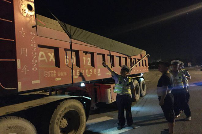 卢村交管中队整治夜间货车重点交通违法行为.png